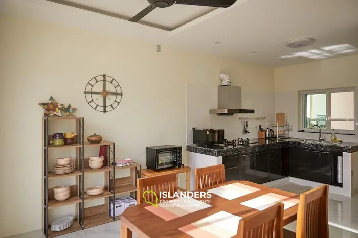 Villa avec piscine 2 chambres dans un quartier calme.