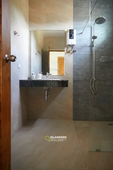 Villa avec piscine 2 chambres dans un quartier calme.