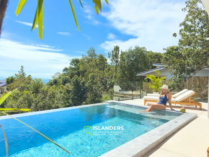 Villa de 3 chambres avec vue sur la mer et piscine à débordement à Chalok Ban Kao au coucher du soleil.