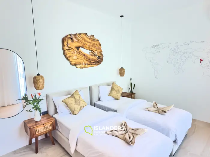 Villa de 3 chambres avec vue sur la mer et piscine à débordement à Chalok Ban Kao au coucher du soleil.