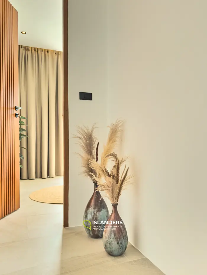 Villa de 3 chambres avec vue sur la mer et piscine à débordement à Chalok Ban Kao au coucher du soleil.