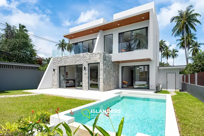 Villa avec piscine à deux étages, 3 chambres, à quelques minutes en voiture de la plage.