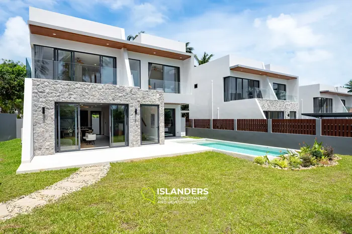 Villa avec piscine à deux étages, 3 chambres, à quelques minutes en voiture de la plage.