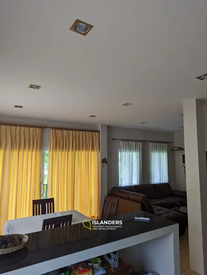 🏡 Maison spacieuse avec toit-terrasse et grand terrain dans un emplacement de choix !