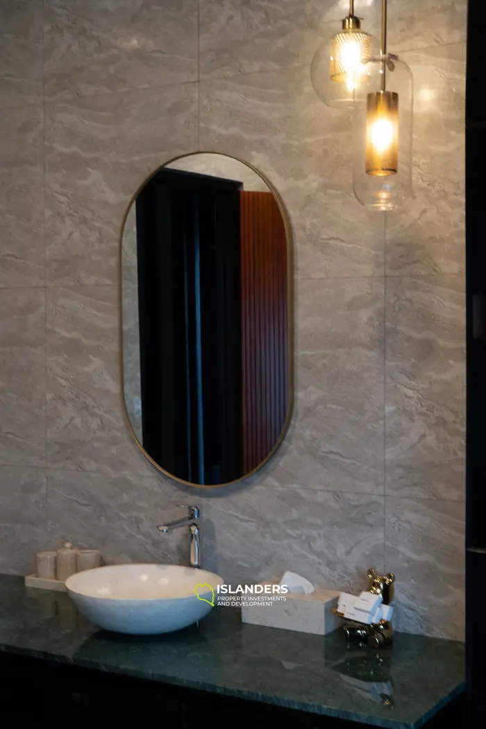 "Harmony Hideaway" на французском будет "Havre d'Harmonie".