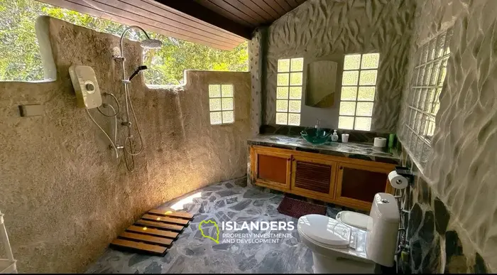 ✨ Villa for Sale – Mountain Retreat with Ocean View ✨