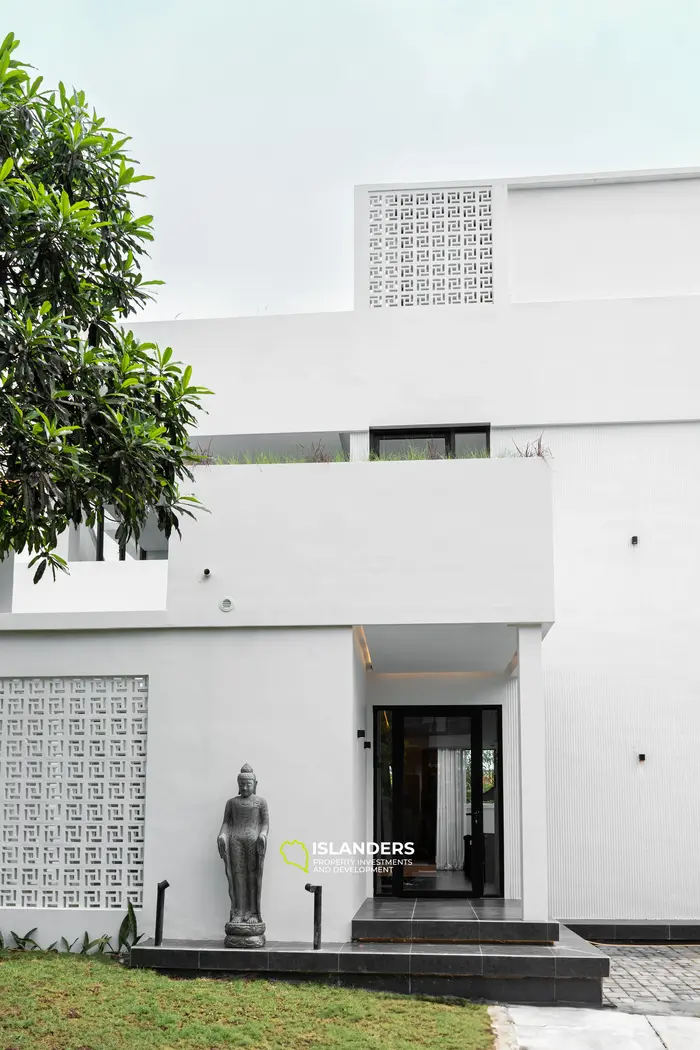 Stunning 3-Bedroom Villa for Sale with Sea View in Bali, Bingin Beach
