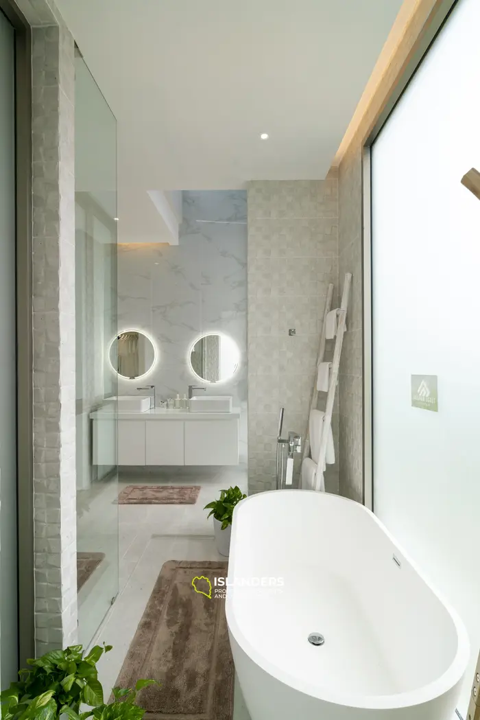 דופלקס מדהים עם 3 חדרי שינה למכירה במחוז פוקט, חוף באנג טאו