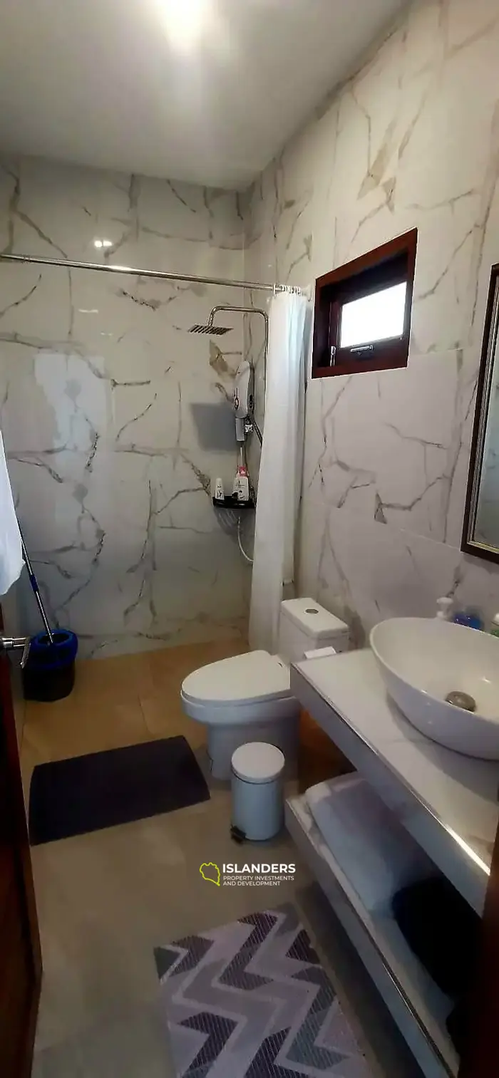 Gran oportunidad - Propiedad de 2 villas con vista al mar
