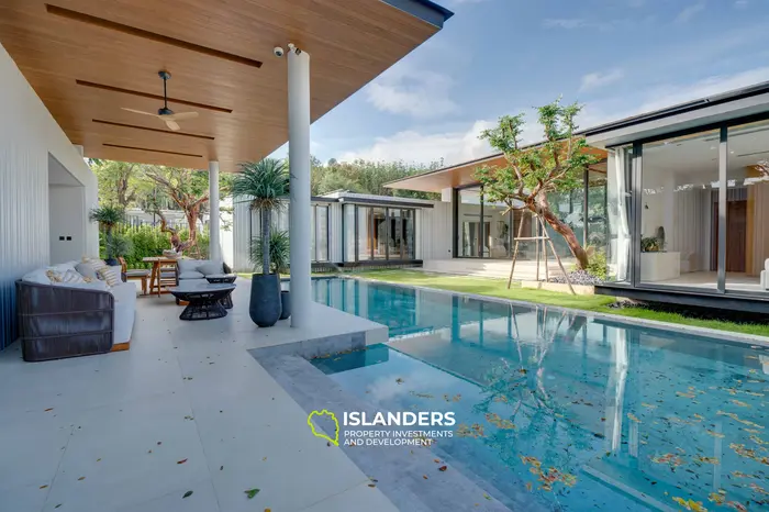 Elite 4-Bedroom Villa with Terrace and Pool in Kamala