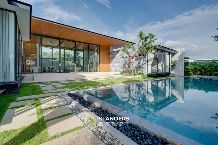 Elite 4-Bedroom Villa with Terrace and Pool in Kamala