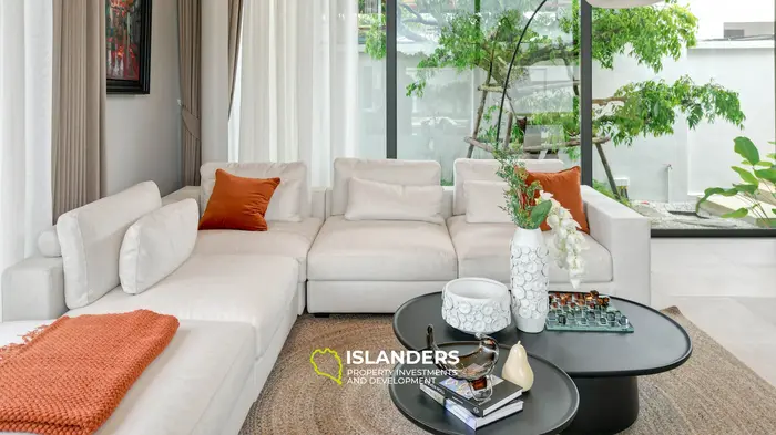 Prestigious 3-Bedroom Villa with Terrace and Private Pool in Bang Tao