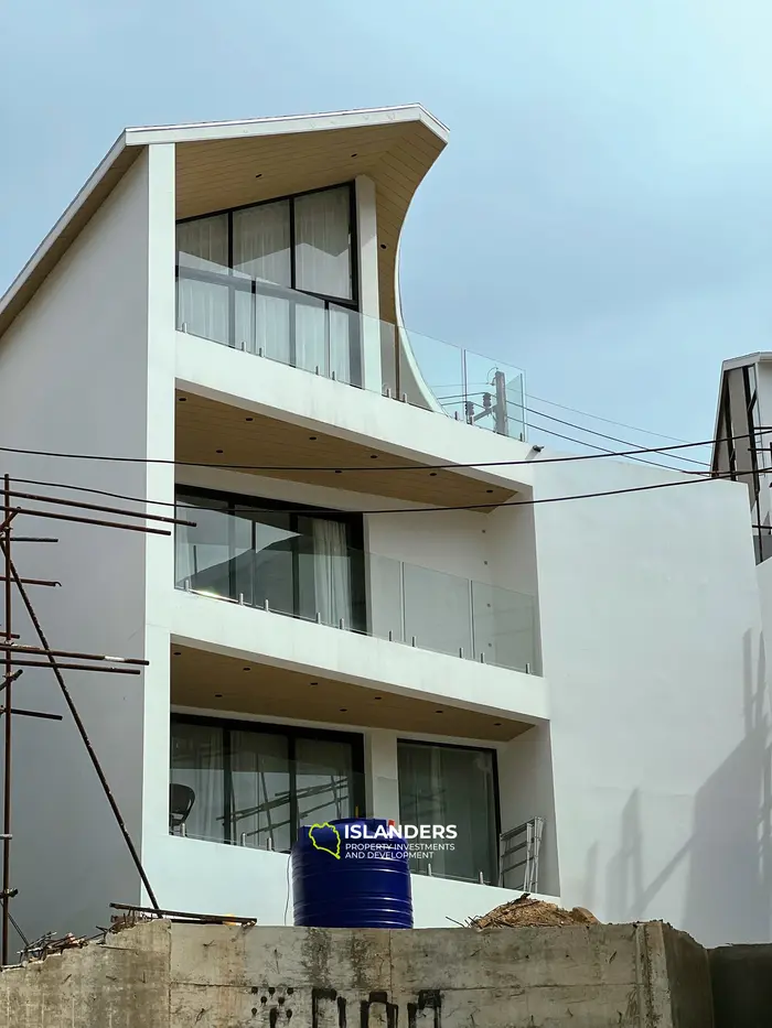 広々とした4ベッドルームのプールヴィラで、海とビッグブッダ寺院（プライレム）のパノラマビューを楽しめます。