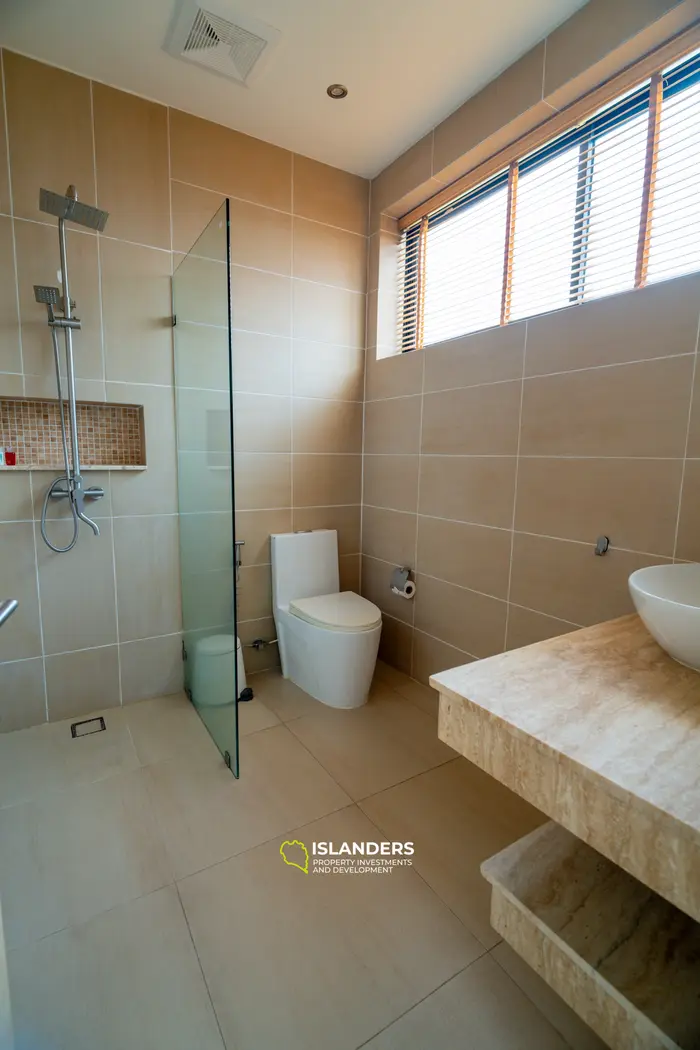 Moderna villa de 4 habitaciones con piscina y vistas al mar desde ventanas panorámicas (Chaweng)