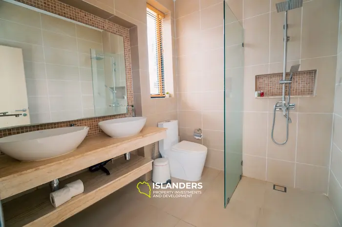 Moderna villa de 4 habitaciones con piscina y vistas al mar desde ventanas panorámicas (Chaweng)