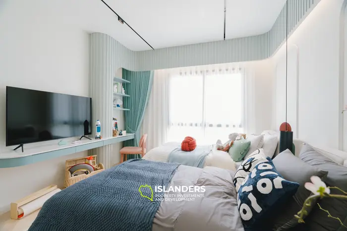 Stuning 2-Bedroom L85sqm 6th floor Beachfront condo for Sale in Bang Tao, Phuket