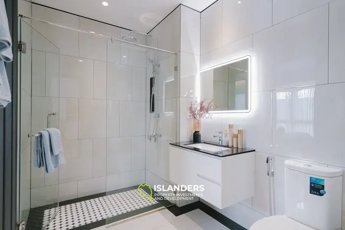 Stuning 2-Bedroom L85sqm 6th floor Beachfront condo for Sale in Bang Tao, Phuket