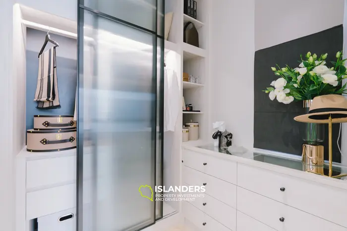 Stuning 2-Bedroom L85sqm 6th floor Beachfront condo for Sale in Bang Tao, Phuket