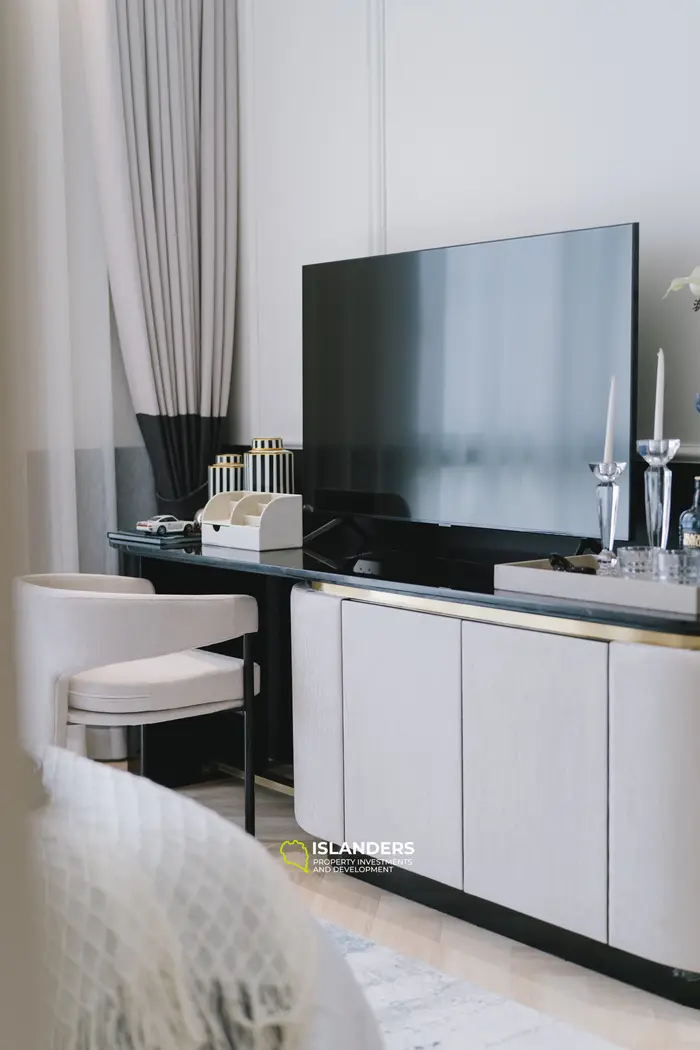 Stuning 2-Bedroom L85sqm 6th floor Beachfront condo for Sale in Bang Tao, Phuket