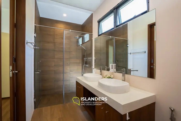 Luxurious 3BR Villa with Pool View 5 min from Rawai and Naiharn Beach, Phuket