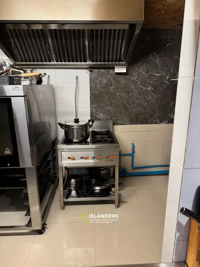 Работающий бизнес в центре Сритаану