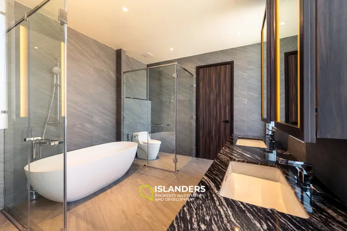 Luxurious Villa with Pool View in Phuket