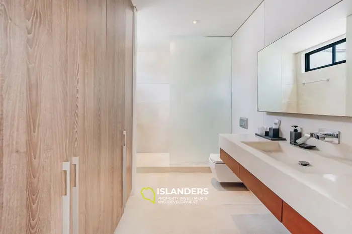 3-bdrm beach villa with pool and koi pond (Maenam)