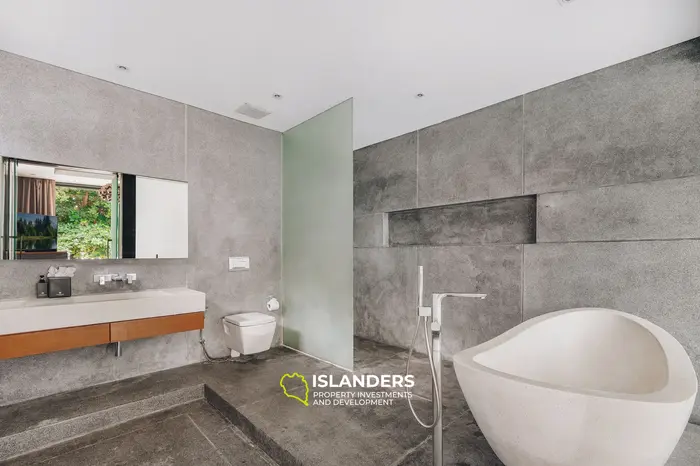 3-bdrm beach villa with pool and koi pond (Maenam)