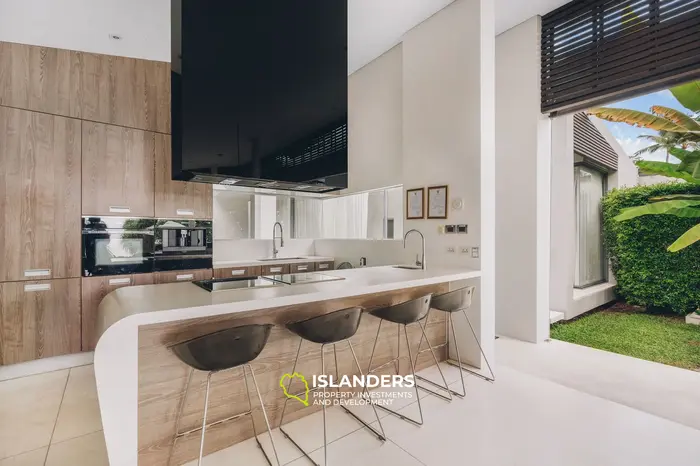 3-bdrm beach villa with pool and koi pond (Maenam)