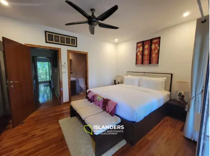 Двухэтажный таунхаус с 2 спальнями в комплексе с тропическими садами и общим бассейном (Банграк)