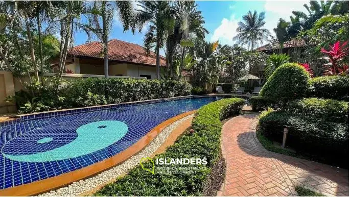 Двухэтажный таунхаус с 2 спальнями в комплексе с тропическими садами и общим бассейном (Банграк)