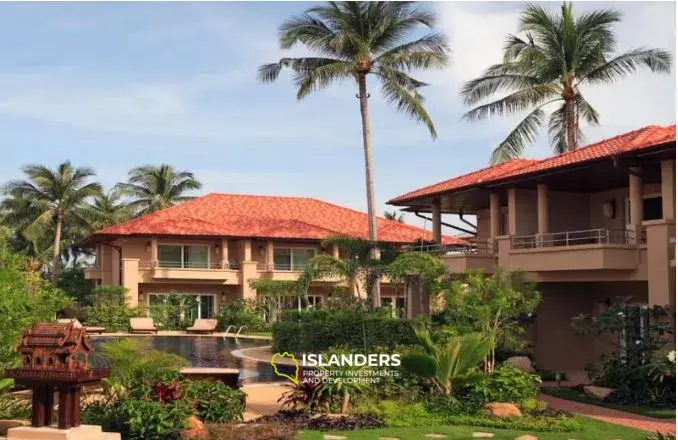 Двухэтажный таунхаус с 2 спальнями в комплексе с тропическими садами и общим бассейном (Банграк)