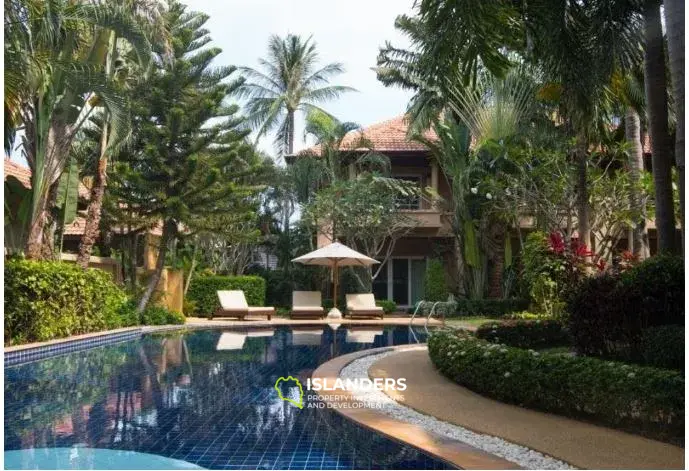 Двухэтажный таунхаус с 2 спальнями в комплексе с тропическими садами и общим бассейном (Банграк)