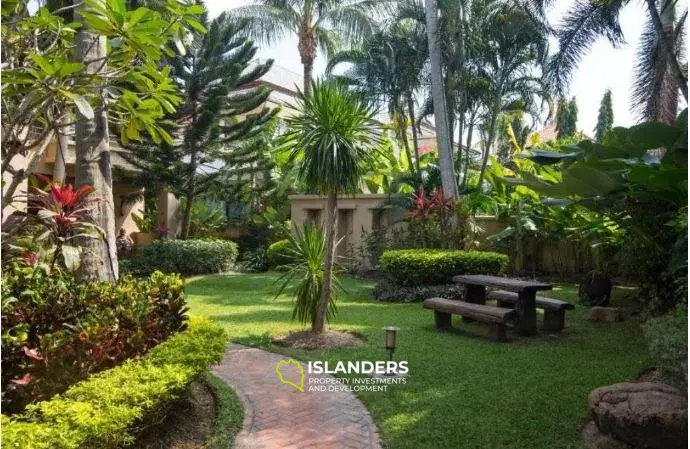 Двухэтажный таунхаус с 2 спальнями в комплексе с тропическими садами и общим бассейном (Банграк)