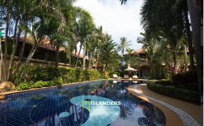 Двухэтажный таунхаус с 2 спальнями в комплексе с тропическими садами и общим бассейном (Банграк)