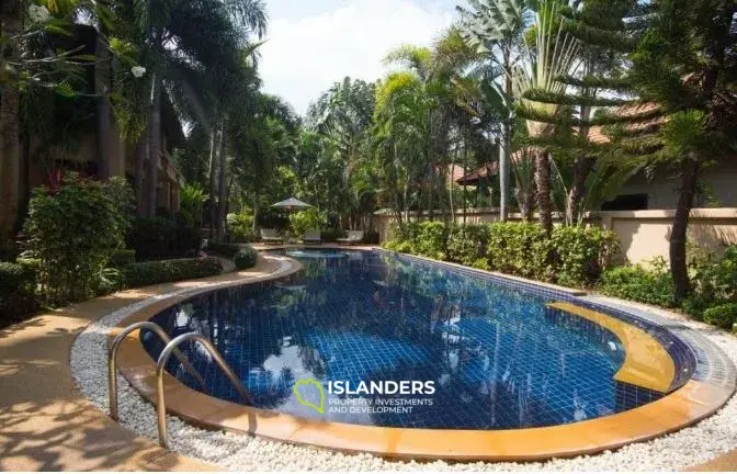 Двухэтажный таунхаус с 2 спальнями в комплексе с тропическими садами и общим бассейном (Банграк)