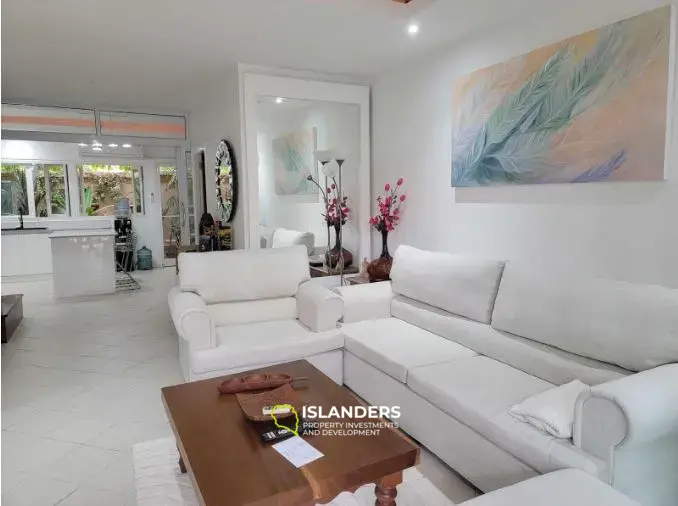 Двухэтажный таунхаус с 2 спальнями в комплексе с тропическими садами и общим бассейном (Банграк)