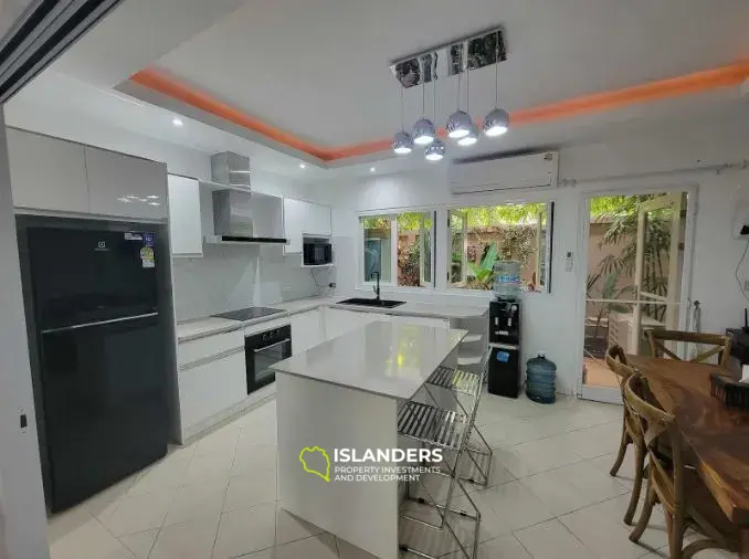 Двухэтажный таунхаус с 2 спальнями в комплексе с тропическими садами и общим бассейном (Банграк)