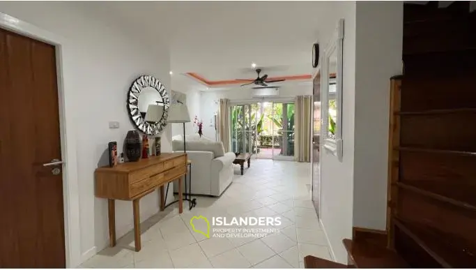 Двухэтажный таунхаус с 2 спальнями в комплексе с тропическими садами и общим бассейном (Банграк)