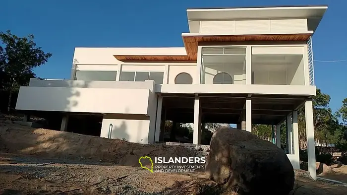 Villa moderne en pente avec vue panoramique sur la mer et les montagnes