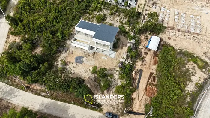 فيلا حديثة على التل مع إطلالات بانورامية على البحر والجبال