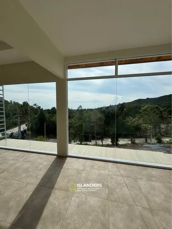 فيلا حديثة على التل مع إطلالات بانورامية على البحر والجبال