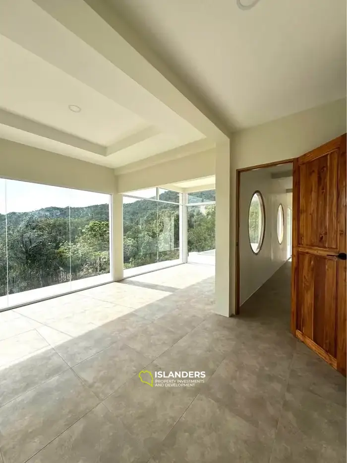 فيلا حديثة على التل مع إطلالات بانورامية على البحر والجبال