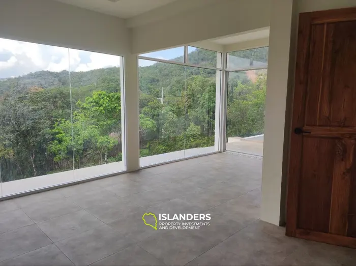 فيلا حديثة على التل مع إطلالات بانورامية على البحر والجبال