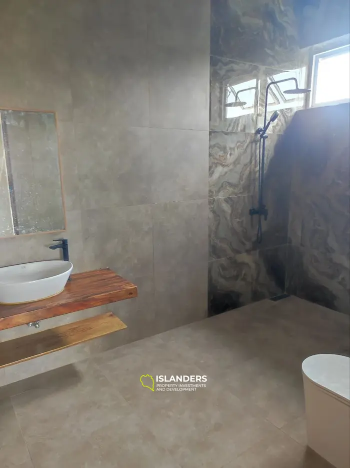 فيلا حديثة على التل مع إطلالات بانورامية على البحر والجبال