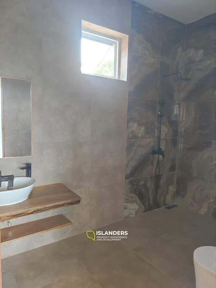 فيلا حديثة على التل مع إطلالات بانورامية على البحر والجبال