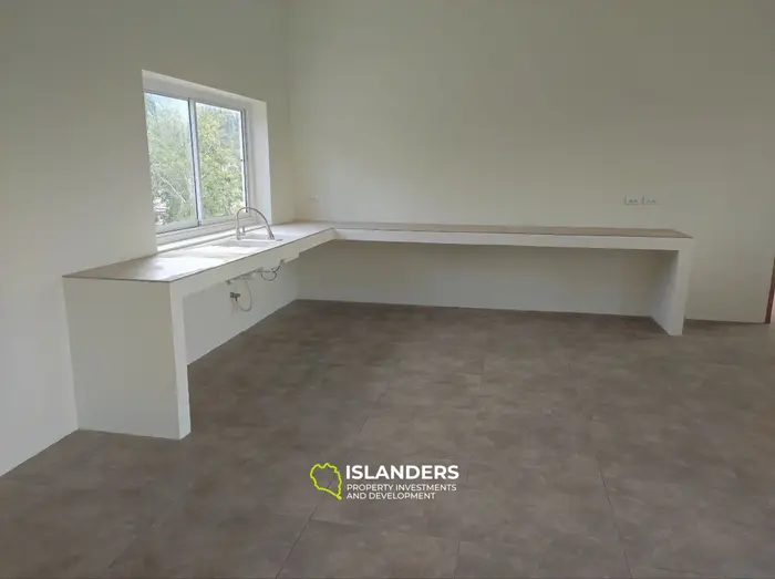 فيلا حديثة على التل مع إطلالات بانورامية على البحر والجبال