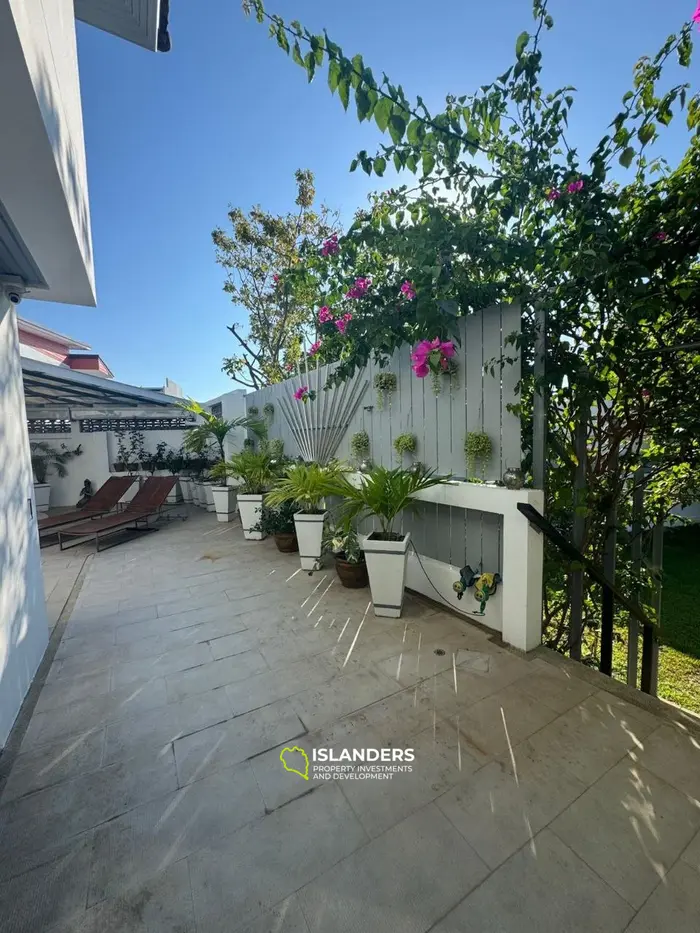 فيلا فسيحة مكونة من 4 غرف نوم مع مسبح بعد تجديد كامل (بلاي ليم)