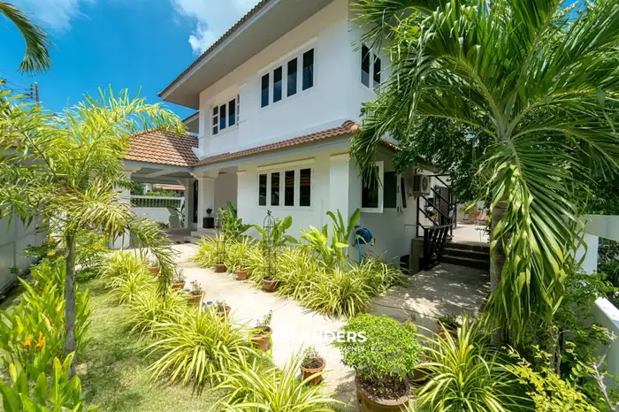 Spacious 4-bdrm pool villa after a complete renovation (Plai Laem)