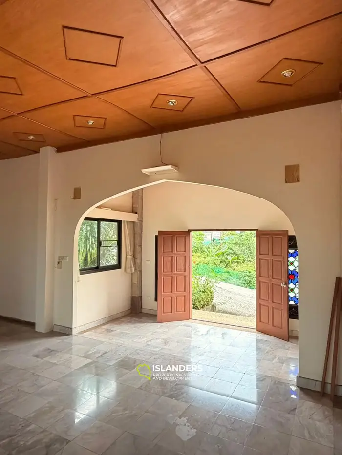 Two-storey villa with 4 bdrm and sea views, a large garden and a pond (Plai Laem)